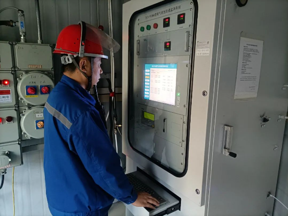 1696639276932939.png 加氫車間魯國紅在煙氣房查看煙氣排放指標(biāo)是否正常.png
