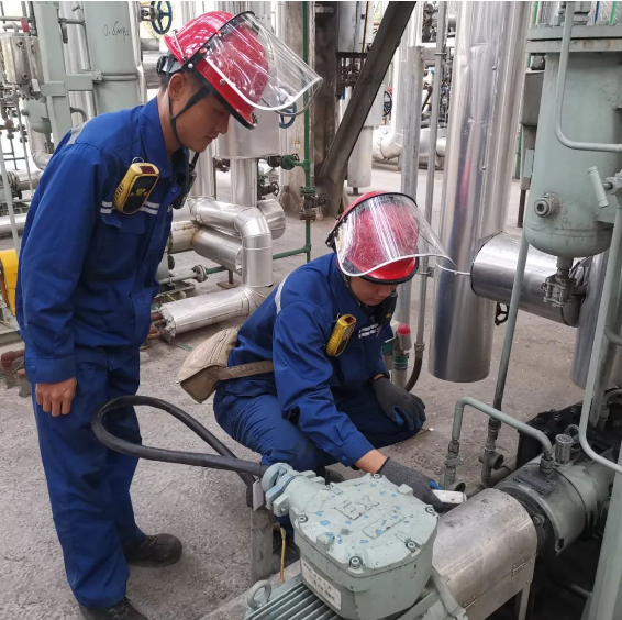 1696639307919242.png 預(yù)處理車間趙乙林和張文田檢查運行機(jī)泵震動情況.png