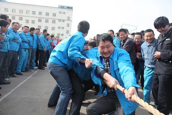 各參賽隊(duì)正在緊張激勵(lì)的比賽 各參賽隊(duì)正在緊張激勵(lì)的比賽