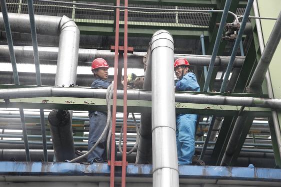 制氫車(chē)間萬(wàn)勇、李衛(wèi)平在管架上安裝安全閥