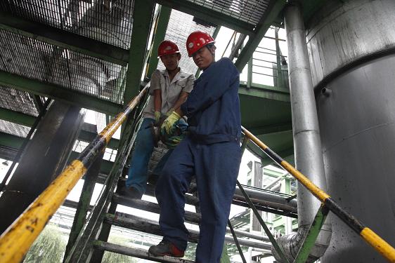 制氫車(chē)間喬松濤、高建華合力搬運(yùn)檢修設(shè)備