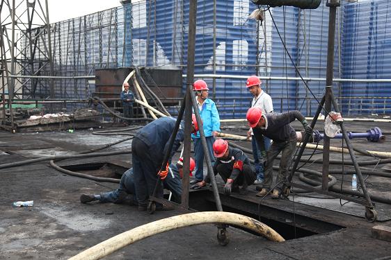 哪里有施工，哪里就有安全。安全環(huán)保部副部長(zhǎng)李傳成、安全員任吉龍?jiān)诂F(xiàn)場(chǎng)檢查。