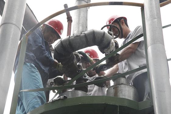 制氫車(chē)間徐志強(qiáng)、任寶利、樊福龍裝安全閥