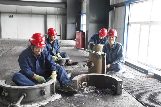 離心壓縮機(jī)的檢修是一項(xiàng)精細(xì)而又繁重的工作。檢修車間工作人員和制氫車間姬智裕等正在清理設(shè)備零件。