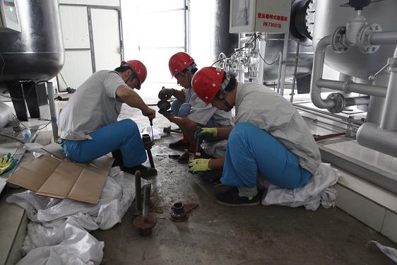 公用車間劉建剛、霍樂樂、張衛(wèi)強(qiáng)檢修制氮機(jī)絲杠壓蓋