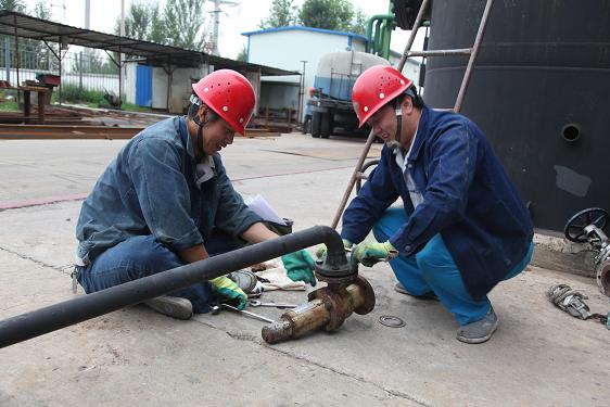公用車間李澤、韓登國正在檢修安全閥